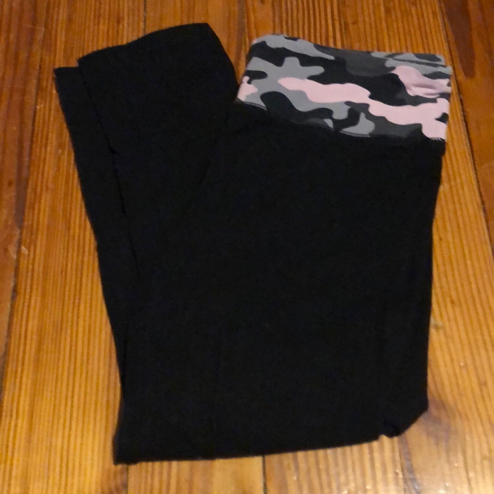 Capri length yoga leggings pink camo waistband